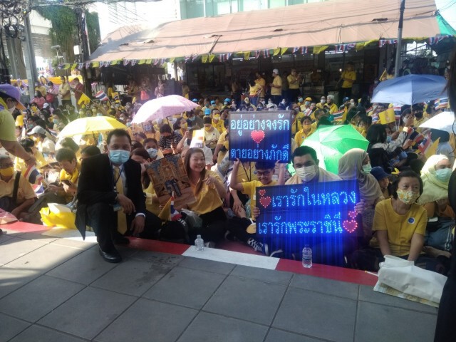 ประชาชนเฝ้ารับเสด็จฯ"ในหลวง-ราชินี"ทรงเปิดรถไฟฟ้าเฉลิมรัชมงคล