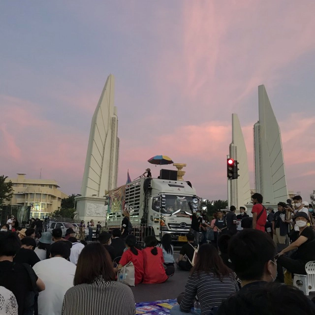 "เพนกวิน" โผล่ร่วมม็อบ เซลฟี่พร้อมชูสามนิ้ว บอก "เซลฟี่ที่ท้าทายที่สุด"