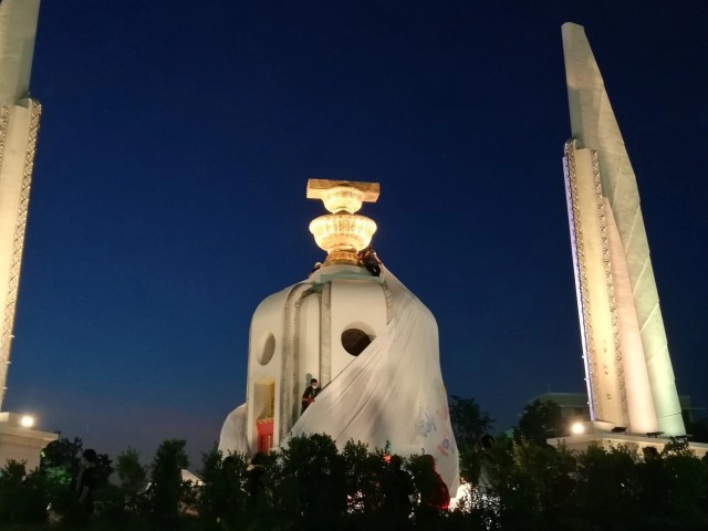 "เพนกวิน" โผล่ร่วมม็อบ เซลฟี่พร้อมชูสามนิ้ว บอก "เซลฟี่ที่ท้าทายที่สุด"