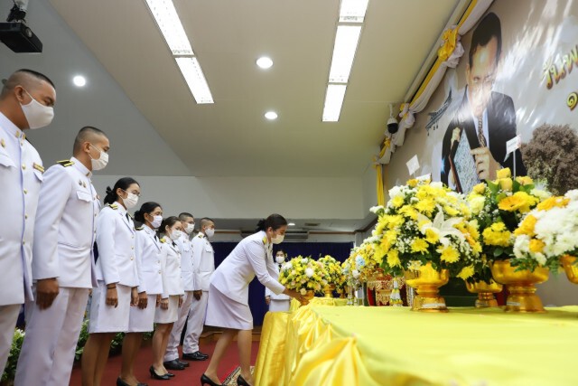 จังหวัดปทุมธานี ประกอบพิธีวางพานพุ่มดอกไม้สด เนื่องใน "วันพระบิดาแห่งฝนหลวง" ประจำปี 2563