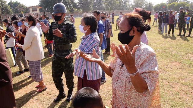 ทหารใหม่เซิ้งกลองยาวอีสานแทนจับปืน วันเยี่ยมญาติทหารใหม่