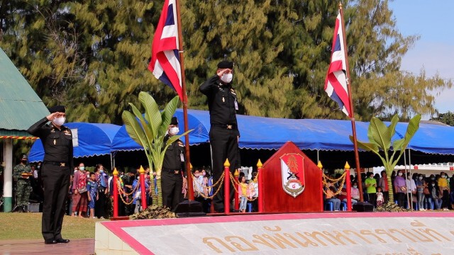 ทหารใหม่เซิ้งกลองยาวอีสานแทนจับปืน วันเยี่ยมญาติทหารใหม่