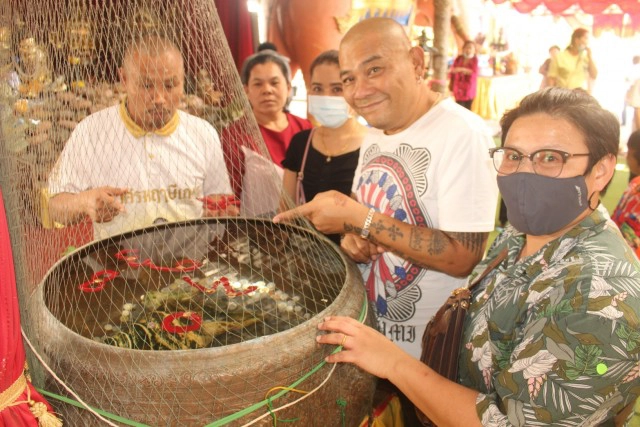 ฤๅษีเณร  ธาตุพุทธคุณทำพิธีจรดตัวเลขโสฬสสะระตะ