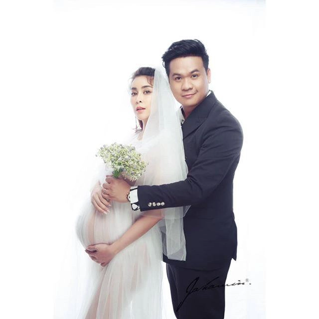 "ใหม่ สุคนธวา" แอบเซ็กซี่ ท้องแก่ใกล้คลอด ไม่โป๊ แต่ไม่ได้ใส่อะไรเลย