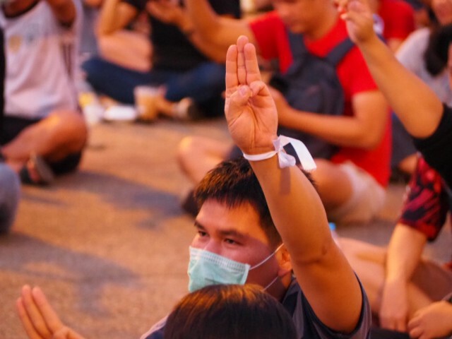 นร.-นศ.กว่า300คนยึด"ท่าแพ"เรียกร้อง3ข้อ