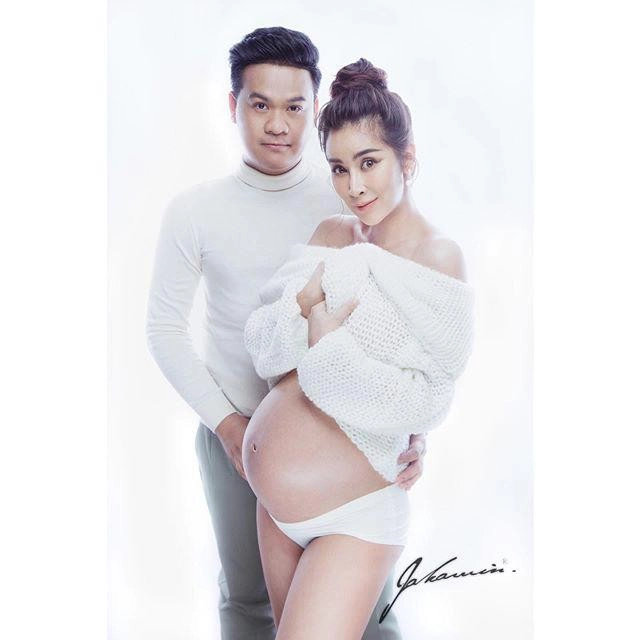 "ใหม่ สุคนธวา" แอบเซ็กซี่ ท้องแก่ใกล้คลอด ไม่โป๊ แต่ไม่ได้ใส่อะไรเลย