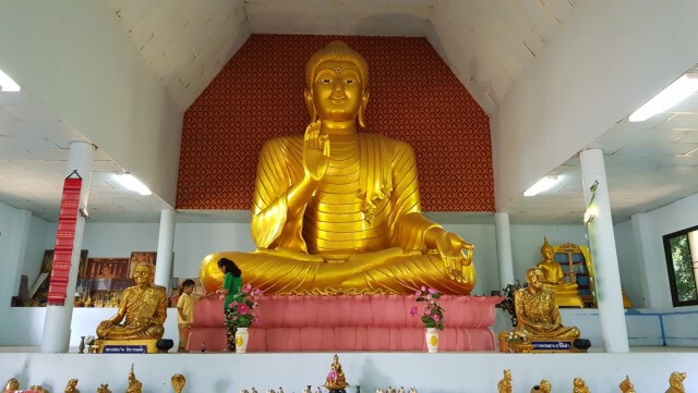 ประชาชนแห่ขอโชคลาภไอ้ไข่และหลวงพ่อนะโมร่างเป็นหินที่วัดป่าพรหมยาน