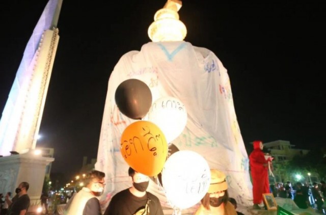 ตร.เตรียมดำเนินคดี ผู้ชุมนุมนำผ้าขาวขึงอนุสาวรีย์ฯ