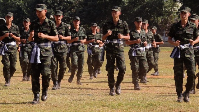 ทหารใหม่เซิ้งกลองยาวอีสานแทนจับปืน วันเยี่ยมญาติทหารใหม่