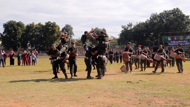 ทหารใหม่เซิ้งกลองยาวอีสานแทนจับปืน วันเยี่ยมญาติทหารใหม่
