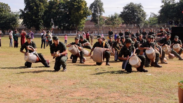 ทหารใหม่เซิ้งกลองยาวอีสานแทนจับปืน วันเยี่ยมญาติทหารใหม่