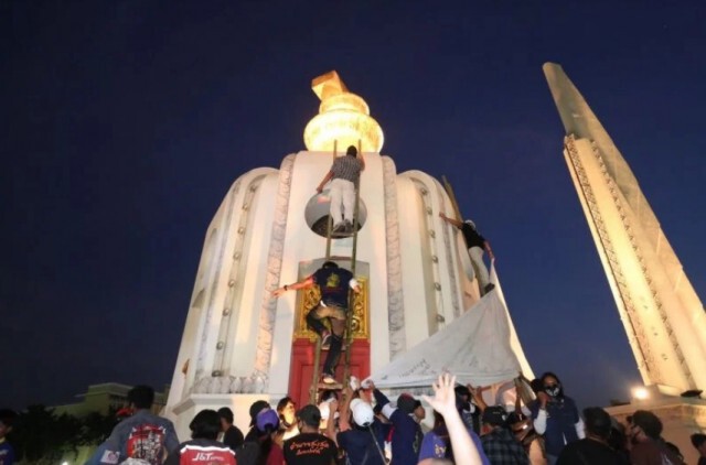 ตร.เตรียมดำเนินคดี ผู้ชุมนุมนำผ้าขาวขึงอนุสาวรีย์ฯ