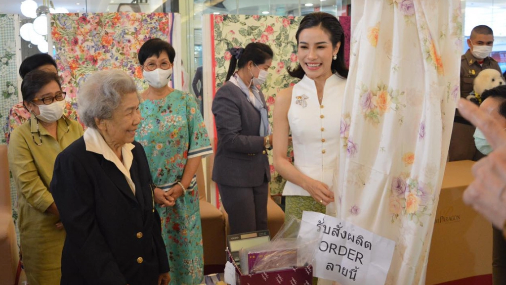 เจ้าคุณพระสินีนาฏฯ มาในลุคใหม่ เดินเลือกซื้อสินค้าในงานสายใจไทย เจ้าคุณพระสินีนาฏฯ มาในลุคใหม่ เดินเลือกซื้อสินค้าในงานสายใจไทย