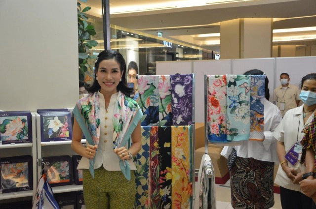 เจ้าคุณพระสินีนาฏฯ มาในลุคใหม่ เดินเลือกซื้อสินค้าในงานสายใจไทย