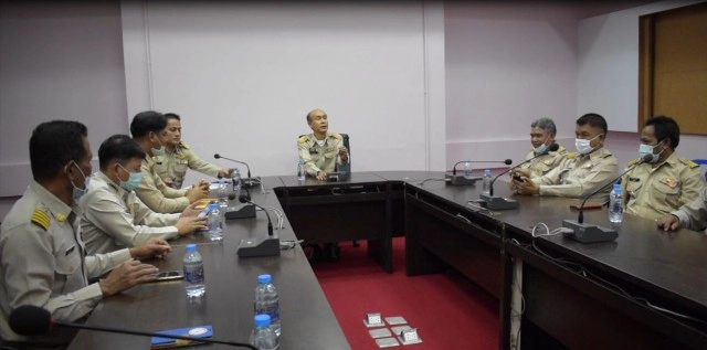 กำนัน-ผู้ใหญ่บ้านสุดทน รวมตัวยื่นหนังสือขับไล่นายอำเภอ