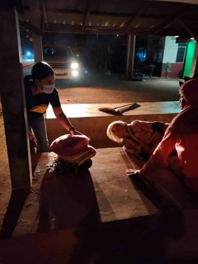 หนุ่มเจอตายายนอนศาลาริมทาง เห็นแล้วทนไม่ได้ ต้องกลับมาช่วย!