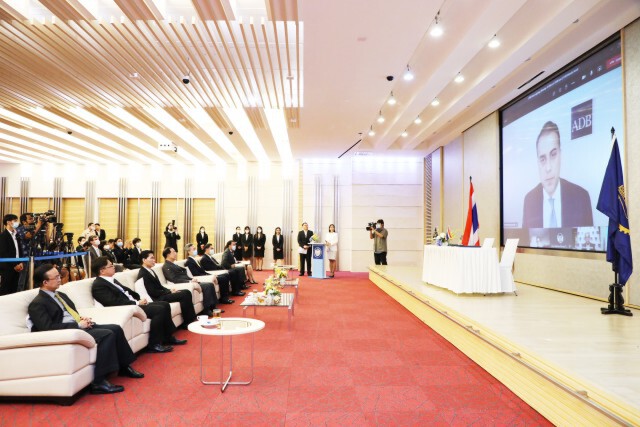 คลังลงนามกู้เงินเอดีบี 1.5 พันล้านดอลลาร์ สู้โควิด-19