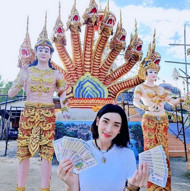 ดวงดี ดวงเฮง "เฟี้ยวฟ้าว" ถูกลอตเตอรี่ 100 ใบ!!