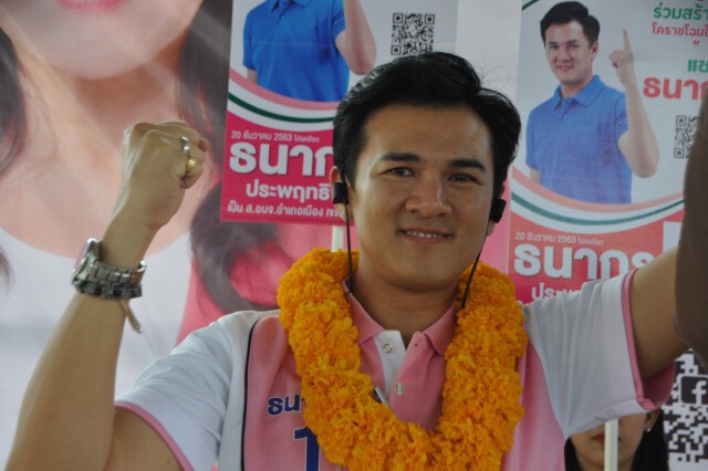 ผู้สมัคร ส.อบจ.โคราชรุ่นใหม่ หาเสียงหนักหวังโค่นแชมป์เก่า
