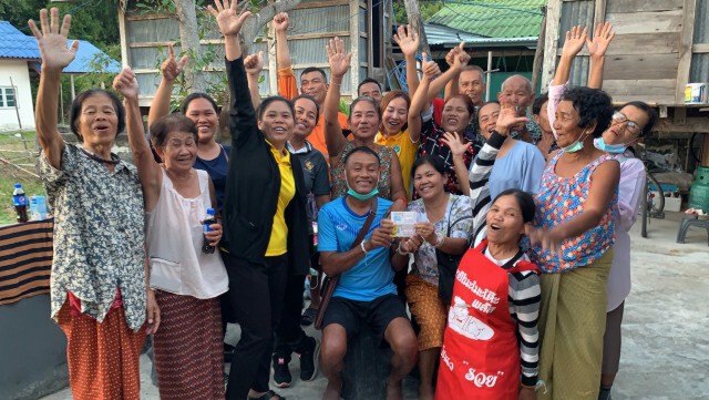 เฮทั้งหมู่บ้าน พนักงานเปลรับโชคใหญ่ถูกรางวัลที่1