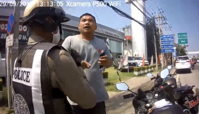 แจ้งจับหนุ่มหัวร้อนกร่างใส่ตำรวจขณะตรวจเหตุรถเฉี่ยวชน(คลิป)