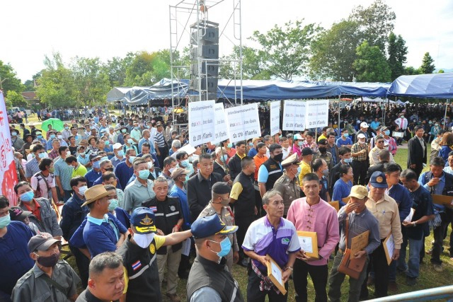 "ธรรมนัส"ลงเจียงฮายรณรงค์เกษตรกรเลิกเผาฟางพร้อมแจกที่สปก.