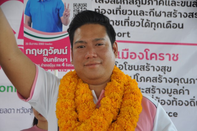 ผู้สมัคร ส.อบจ.โคราชรุ่นใหม่ หาเสียงหนักหวังโค่นแชมป์เก่า