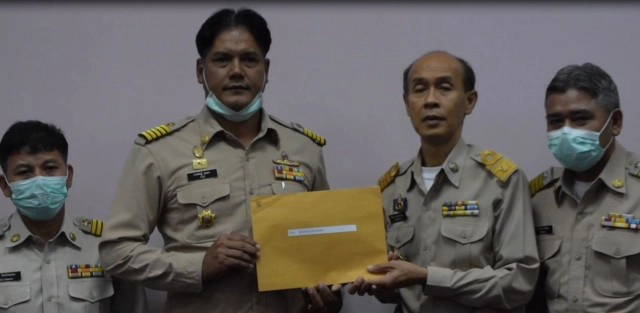 กำนัน-ผู้ใหญ่บ้านสุดทน รวมตัวยื่นหนังสือขับไล่นายอำเภอ