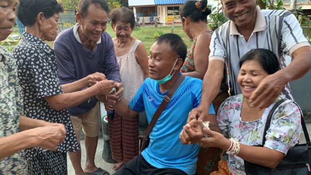 เฮทั้งหมู่บ้าน พนักงานเปลรับโชคใหญ่ถูกรางวัลที่1