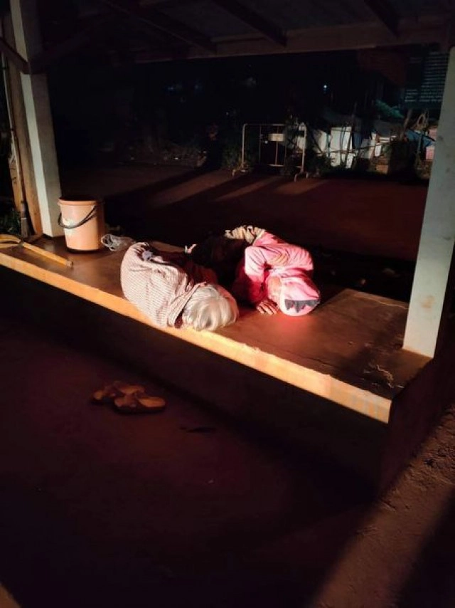 หนุ่มเจอตายายนอนศาลาริมทาง เห็นแล้วทนไม่ได้ ต้องกลับมาช่วย!