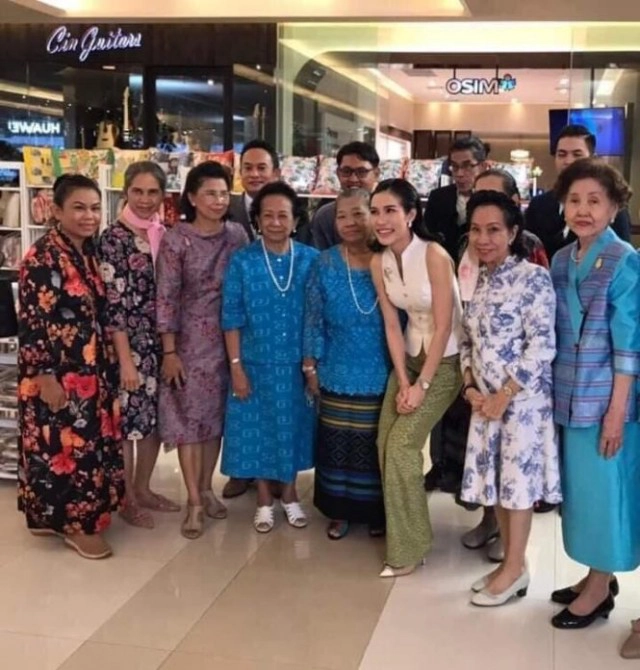 เจ้าคุณพระสินีนาฏฯ มาในลุคใหม่ เดินเลือกซื้อสินค้าในงานสายใจไทย