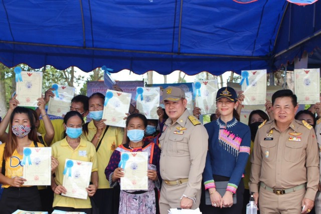 "ธรรมนัส"ลงเจียงฮายรณรงค์เกษตรกรเลิกเผาฟางพร้อมแจกที่สปก.