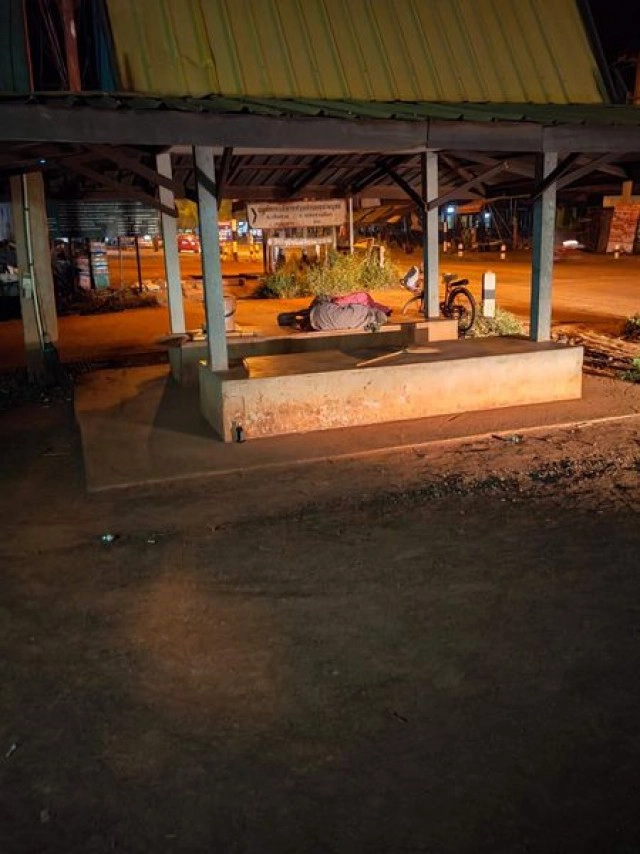 หนุ่มเจอตายายนอนศาลาริมทาง เห็นแล้วทนไม่ได้ ต้องกลับมาช่วย!