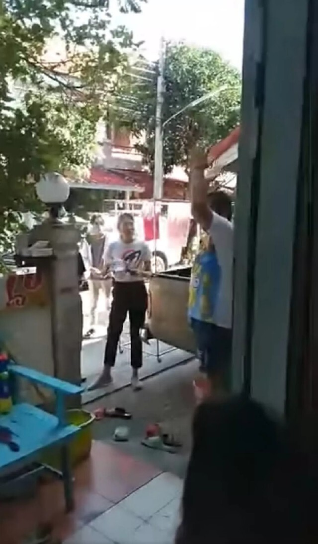"ช่อ" ต้องเดินหนี หลังถูกชายร้องเพลง "หนักแผ่นดิน" ใส่ ขณะลงพื้นที่
