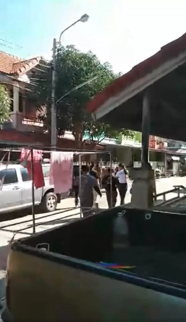 "ช่อ" ต้องเดินหนี หลังถูกชายร้องเพลง "หนักแผ่นดิน" ใส่ ขณะลงพื้นที่