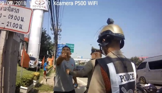 แจ้งจับหนุ่มหัวร้อนกร่างใส่ตำรวจขณะตรวจเหตุรถเฉี่ยวชน(คลิป)