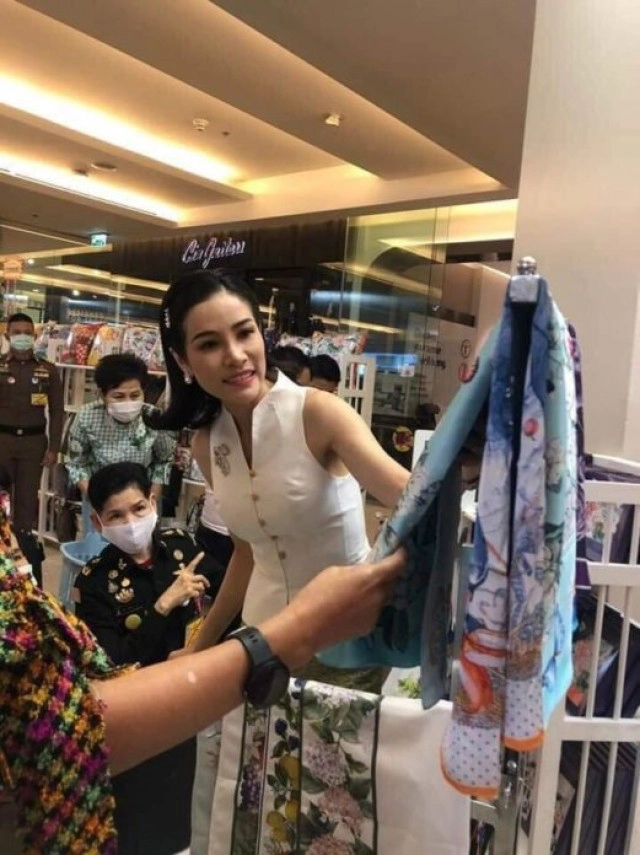 เจ้าคุณพระสินีนาฏฯ มาในลุคใหม่ เดินเลือกซื้อสินค้าในงานสายใจไทย