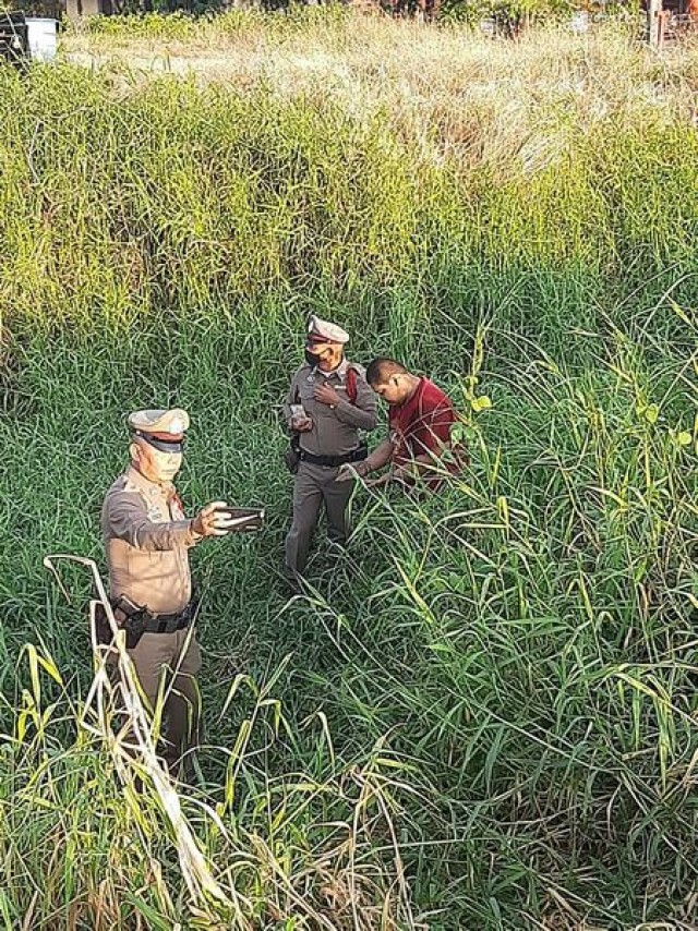 ชาวบ้านแตกตื่นพบผู้เสียชีวิตในพงหญ้า แจ้ง ตร.ตรวจสอบ คดีพลิกเลย!