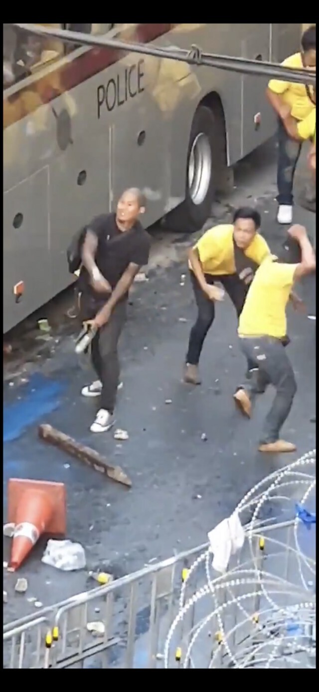 เปิดคลิปจับภาพผู้ชุมนุมพกพาอาวุธ?