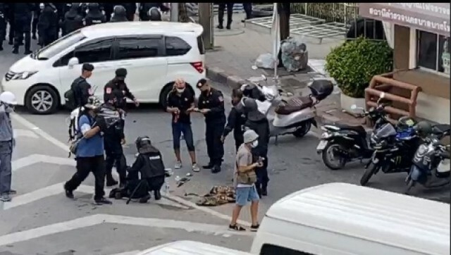 ชุลมุน แยกเกียกกาย ตำรวจฉีดน้ำผสมแก๊สน้ำตา ผลักดันมวลชนปลดแอก