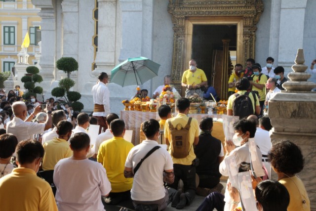 อดีตพระพุทธะอิสระ นำมวลชนบวงสรวงศาลหลักเมือง