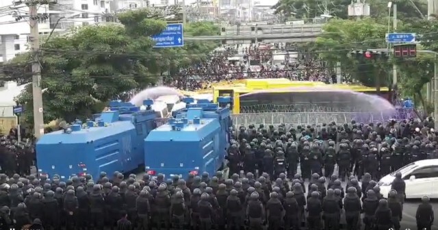 ชุลมุน แยกเกียกกาย ตำรวจฉีดน้ำผสมแก๊สน้ำตา ผลักดันมวลชนปลดแอก
