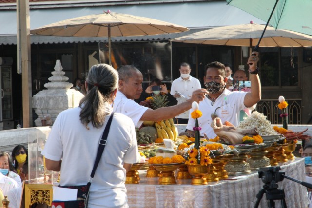 อดีตพระพุทธะอิสระ นำมวลชนบวงสรวงศาลหลักเมือง