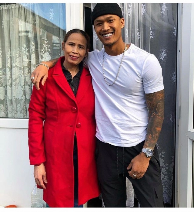 "หนุ่มร้อยเอ็ด" ขึ้นแท่นหล่อระดับโลก Burberry เลือกเป็นนายแบบของแบรนด์