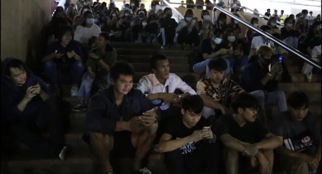 คณะราษฎรขอนแก่น ลุกฮือจัดแฟลชม็อบประณามจนท.สลายชุมนุม