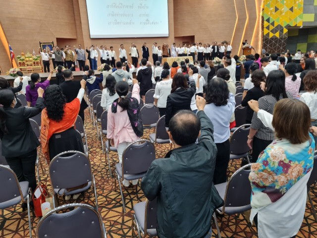 ครูขอนายกฯตั้งคณะกรรมการกลางสอบทุจริตสร้างสนามฟุตซอล