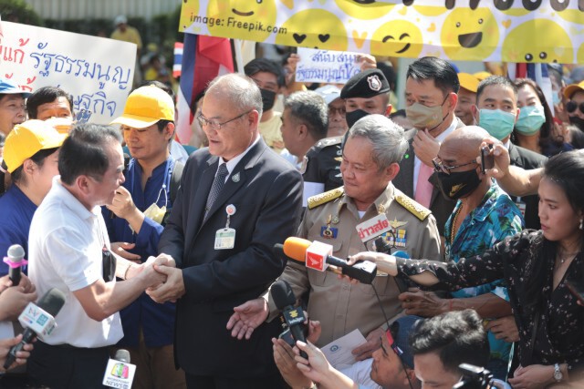 ไทยภักดียื่นสว. ค้านแก้รธน.-อัดพรรคการเมืองมุ่งล้มสถาบัน