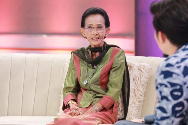 "ผ่องศรี วรนุช"  จากเด็กรับใช้คณะละคร สู่นักร้องลูกทุ่งระดับตำนาน