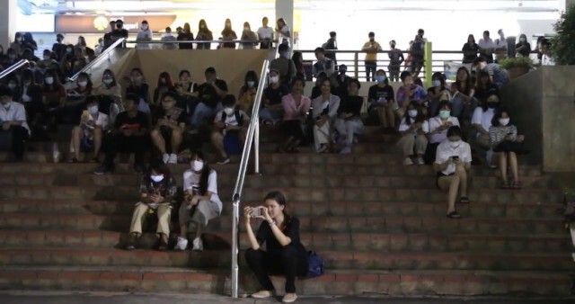 คณะราษฎรขอนแก่น ลุกฮือจัดแฟลชม็อบประณามจนท.สลายชุมนุม
