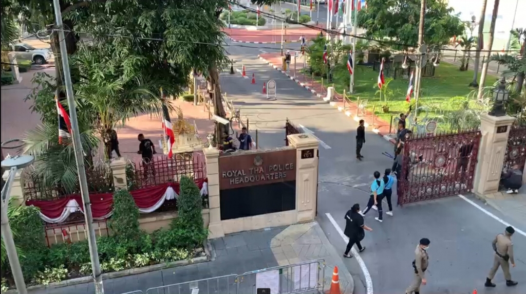 ตร.ขึงลวดหนาม เสริมแนวกั้นรับมือม็อบคณะราษฎเย็นนี้ ตร.ขึงลวดหนาม เสริมแนวกั้นรับมือม็อบคณะราษฎเย็นนี้